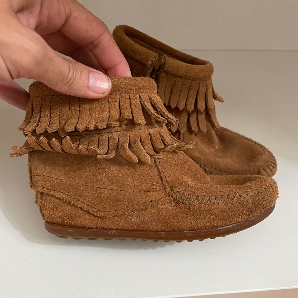 Minnetonka kids boot moccasins. Double fringe with zippers!